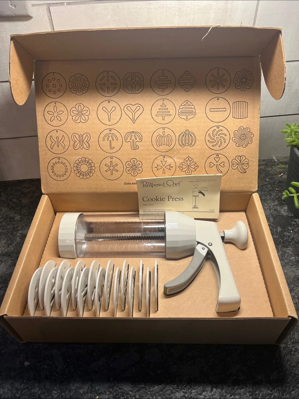 Cookie Press by The Pampered Chef. Like New in box. Makes many different shapes.